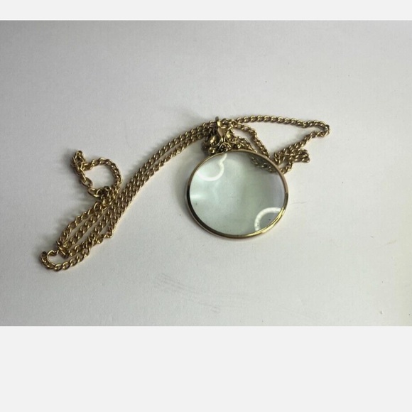VINTAGE AVON MAGNIFY GLASS PENDANT NECKLACE - Picture 1 of 3